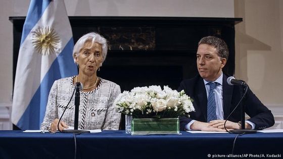 IWF-Chefin Christine Lagarde und der argentinische Wirtschaftsminister Nicolas Dujovne (Foto: picture-alliance/AP Photo/A. Kudacki)