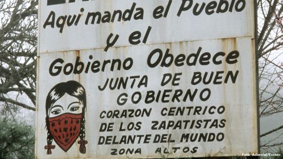 Hinweisschild auf eine Zapatisten- Dorfgemeinschaft in Mexiko. Foto: Adveniat/Escher.