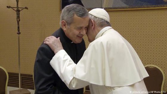 Mitte Mai noch vom Papst in Rom begrüßt, nun der Rücktritt: Der bisherige Bischof von   Osorno, Juan Barros (Foto: picture-alliance/AP Photo/CTV)
