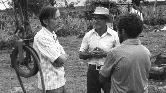 Bischof Pedro Casaldáliga (links) in den 70er Jahren im Gespräch mit Landarbeitern, für deren Rechte er sich stark machte. Foto: R. Todd