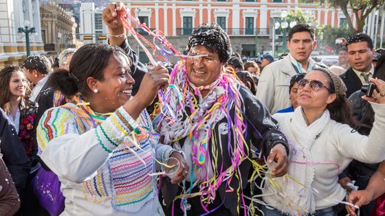 War verstrickt in eine Affäre mit einer Unternehmerin: Boliviens Präsident Evo Morales, hier beim Karneval in La Paz 2015. Foto: Adveniat/Achim Pohl.