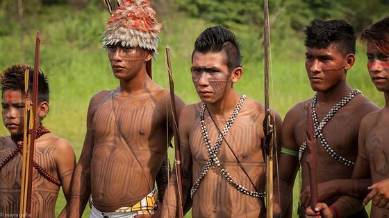 Indigene vom Volk der Munduruku, die sich in Brasilien gegen den Bau eines Megastaudamms am Tapajós-Fluss wehren. Foto: MK Filmproduktion 2015, youtube-Screenshot, Projekte Luz e Vida, CC BY-SA 2.0