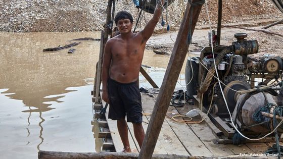 Arbeiter an einer Goldgräberstelle zwischen Delta 1 und Puerto Luz in Peru. Foto: Adveniat/Umlauf. 