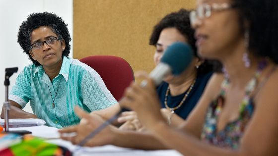 Ordensfrau Elizete Diada Silva (links) in Brasilien leitet ein Seminar zur Bewusstseinsbildung für Afro-Amerikanerinnen und -amerikaner. Foto: Adveniat/Escher