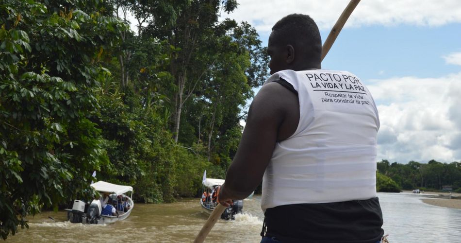 Die afrokolumbianischen Gemeinden in der kolumbianischen Pazifikregion haben in der vergangenen Woche eine "Flusskarawane für den Frieden" veranstaltet. Sie fordern den Dialog aller bewaffneten Akteure mit Beteiligung der Bevölkerung, um die Gewalt zu überwinden. Foto: Andreas Hetzer