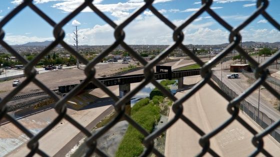 Stadtgrenze Ciudad Juarez und San Diego: Blick durch den Zaun von mexikanischer Seite aus, der die beiden Städte teilt. Foto: Adveniat/Schmidt