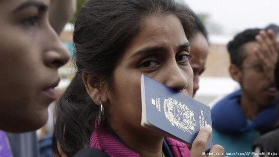 Seit Mitternacht müssen sie ihren Reisepass vorlegen, um die Grenze übertreten zu dürfen. Das können nicht viele. Foto: picture-alliance/dpa/AP PhotoM. Mejia