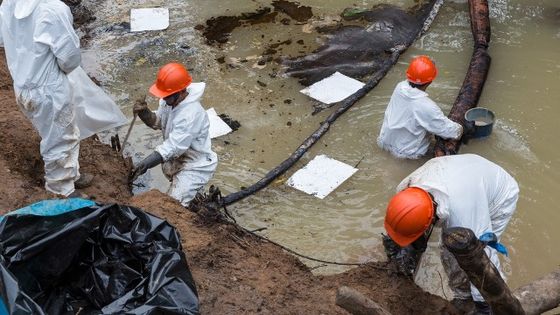 Arbeiter der Firma Petroperu versuchen, die Schäden zu beheben, die ein Pipeline-Leck verursacht hat. Foto (Symbolbild): Adveniat/Jürgen Escher