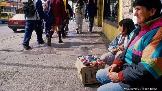 Arm und ausgegrenzt: In der Fußgängerzone von Bariloche, Argentinien, verkauft eine Mapuche-Familie Duftsäckchen. Foto: Adveniat/Escher