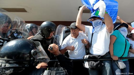 Die Polizei in Managua hat 30 Demonstranten festgenommen. Ungeheuerliche Vorwürfe kommen von der Kirche. (Foto: Reuters/O. Rivas)