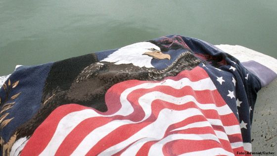 Verlorenes T-Shirt mit der amerikanischer Flagge am Grenzfluss Rio Bravo in Mexiko. Foto: Adveniat/Escher.