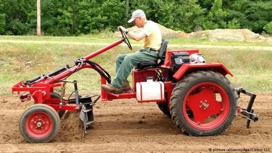 Der Traktorenhersteller Cleber LLC aus Alabama, USA, entwarf eigens ein Modell für die Anforderungen der kubanischen Landwirtschaft, die von unabhängigen Kleinbauern und Kooperativen dominiert wird. 
