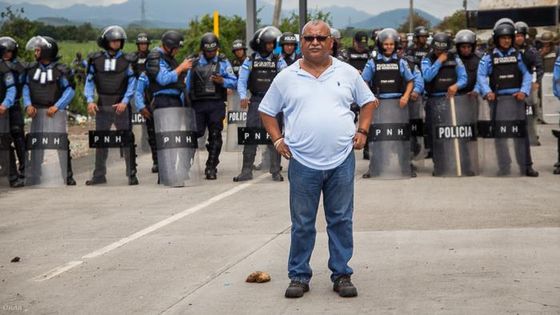 Priester Ismael Moreno Coto vor einer Polizeisperre. Foto: Radio Progreso