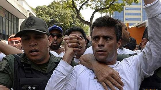 Leopoldo López am 18. Februar 2014 bei seiner Verhaftung. Foto: Globovisión, CC BY-NC 2.0