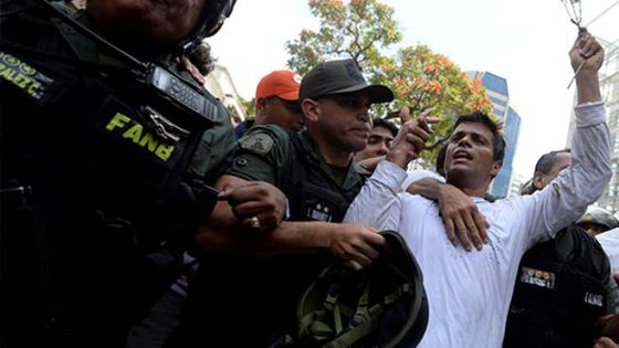Leopoldo López bei seiner Verhaftung am 18. Februar 2014 in Caracas. Foto: Globovisión, CC BY-NC 2.0