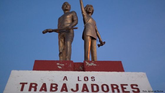 Ein Denkmal zu Ehren der Arbeiterinnen und Arbeiter in den Weltmarktfabriken in Ciudad Juarez, einer Stadt an der mexikanisch-US-amerikanischen Grenze. Foto: Adveniat/Escher