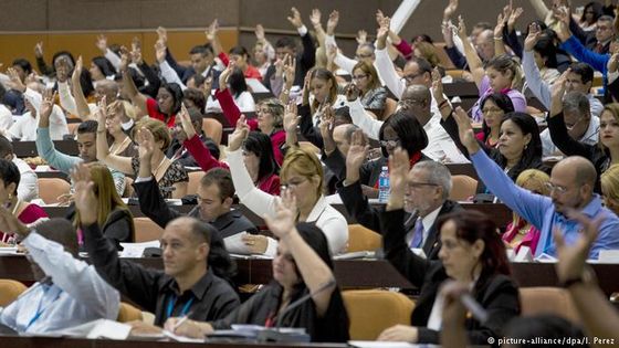 Die Abgeordneten billigten die Reform, die Kuba weiter für die Marktwirtschaft öffnen und die Bürgerrechte stärken soll. Foto: picture-alliance/dpa/I. Perez