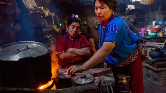 Indigene Frauen beim Kochen in Guatemala. Foto: Adveniat/Pohl