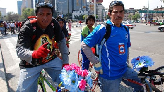 Fahrradfahrer in Mexiko-Stadt, die an einer Fahrrad-Wallfahrt teilnehmen. Foto: Adveniat/Deselaers