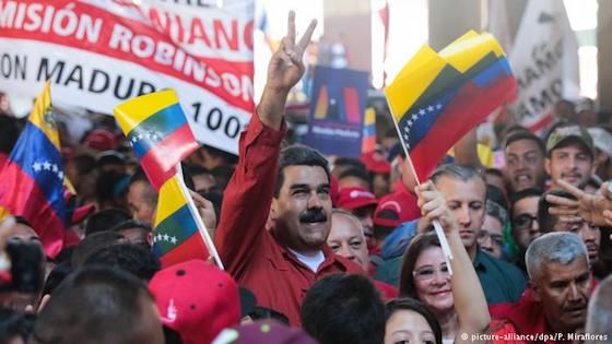 Siegesgewiss im Kreise seiner Anhänger - Maduro am Dienstag in Caracas. Foto: picture-alliance/dpa/P. Miraflores 