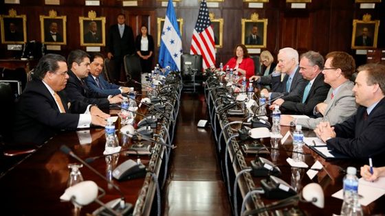 Präsident Juan Orlando Hernandez (links, Mitte) trifft sich mit der amerikanischen Delegation. Foto: Tim Kaine/Flickr