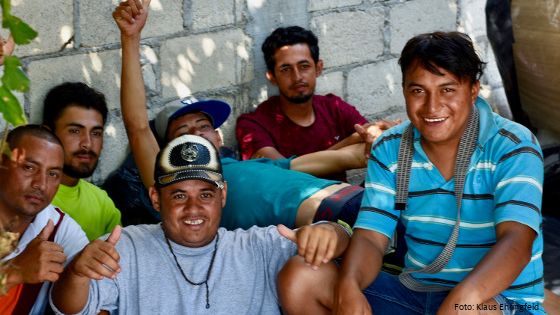Wir zeigen den Gringos, wie hart wir Honduraner anpacken können", sind diese jungen Männer überzeugt, die sich in Juchitán einen Tag Pause gönnen. Foto: Klaus Ehringfeld