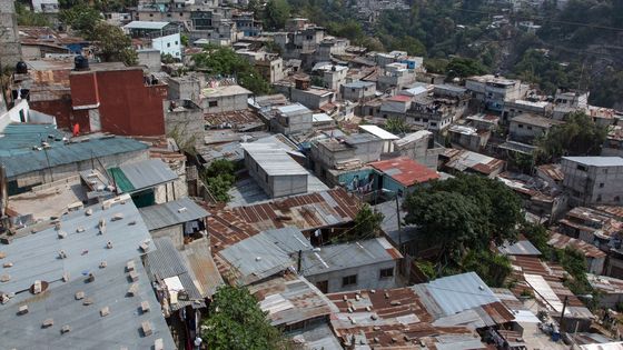 Arme Menschen werden besonders häufig sexuell ausgebeutet. Hier ein Armenviertel am Stadtrand von Guatemala Stadt. (Foto: Escher/Adveniat)