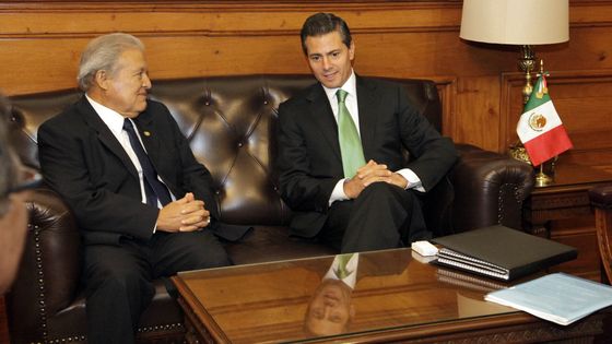 Auch Mexikos Präsident Peña Nieto (r.) steht im Fokus (Foto: Presidencia El Salvador, Flickr, CC0 1.0)