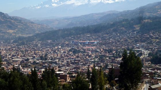 Die Stadt Huaraz in Peru. Im Hintergrund sind die Weißen Kordilleren zu sehen. Foto: twiga 269. CC BY-NC 2.0