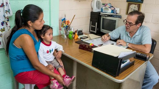 Kinderarzt Juan Rodrigo Larrave in San Juan, Guatemala, behandelt seine Patienten in einer kleinen Gesundheitsstation. Foto: Adveniat/Pohl