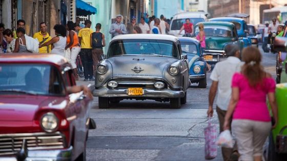 Durch Havannas Straßen fahren amerikanische Autos aus der Zeit vor der Revolution 1959. Foto: Adveniat/Steffen