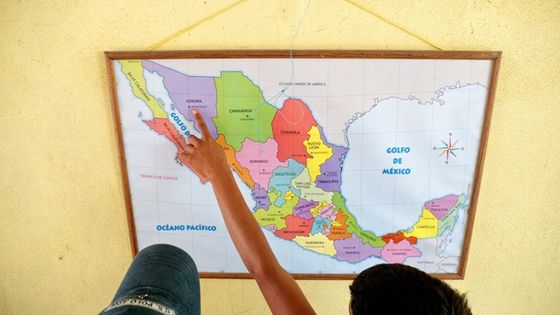 Minderjährige Migranten in einer mexikanischen Herberge planen ihre Reiseroute in die USA. Foto: Adveniat/Schmidt