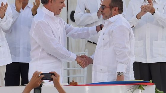 Rodrigo Londono (r.) hier gemeinsam mit Präsident Santos. Foto: Presidencia El Salvador/Flickr