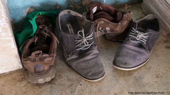 Mit diesen Schuhen sind honduranische Migranten bis nach Chiapas gelaufen, wo sie sich in einer kirchlichen Herberge für ein paar Tage von den Strapazen erholen. Vor ihnen liegen noch mehr als 1.000 Kilometer. Foto: Adveniat/Matthias Hoch