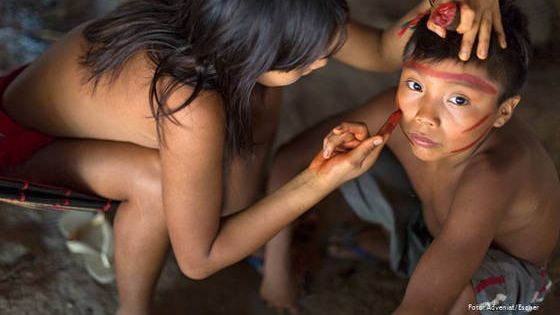 Im Yanomami-Dorf Watoriki schmückt ein Mädchen das Gesicht ihres Bruders mit der typischen Bemalung. Foto: Adveniat/Jürgen Escher
