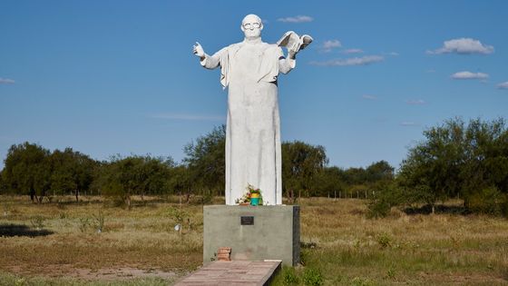 Die Statue Enrique Ángel Angelellis am Todesort bei Punta de los Llanos symbolisiert seinen Ausspruch "Ein Ohr am Evangelium, das andere am Volk". (Foto: Adveniat/Umlauf)
