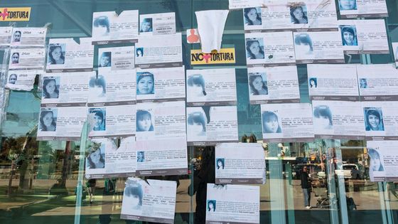 Im Bundesstaat Chihuahua sind Städte übersät mit Suchplakaten der verschwundenen Menschen. Das neue Gesetz soll die Suche nach ihnen fördern. Foto: Adveniat/Jürgen Escher
