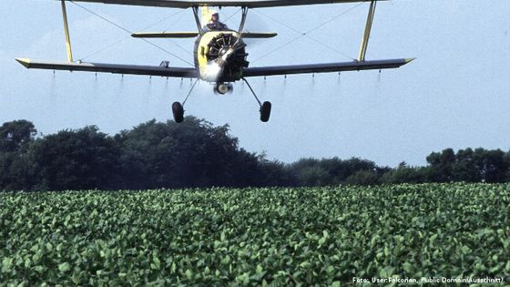 Ein Agrarflugzeug versprüht im Tiefflug Pestizide. Foto: User:Falcorian, Public Domain (Ausschnitt).