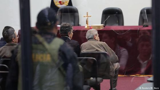 Die Verhandlung gegen Abimael Guzmán fand in einem Hochsicherheitsgefängnis statt (Foto: Reuters/M. Bazo)