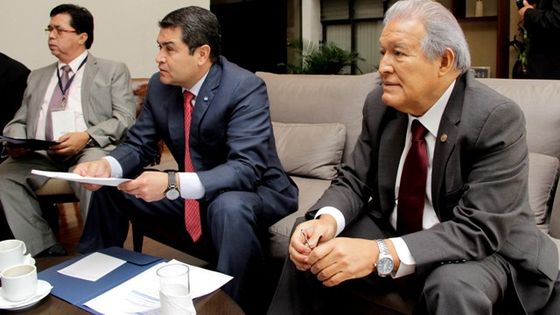 Präsident Juan Orlando Hernandez (Mitte) sitzt in einer Besprechung mit Vertretern von El Salvador. Foto: Presidencia El Salvador/Flickr