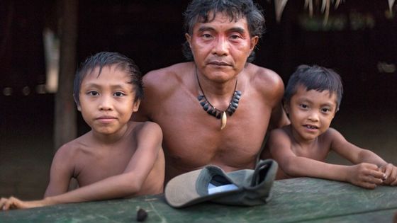 Vater mit seinen beiden Söhnen im Yanomamidorf Watoriki, Brasilien. Foto: Adveniat/ Escher.