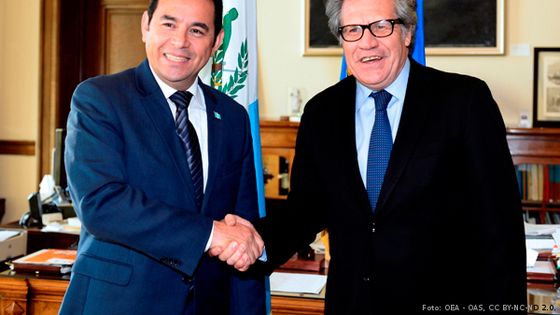 Guatemalas Präsident Jimmy Morales (l.) mit Luis Almagro, Generalsekretär der Organisation Amerikanischer Staaten, im Februar 2016. Foto: OEA - OAS, CC BY-NC-ND 2.0.