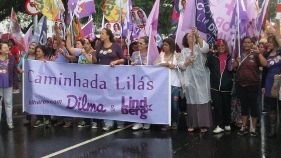 Eine Gruppe von Feministinnen macht Wahlkampf für Dilma Rousseff. Foto: Eva-Maria Senftleben.