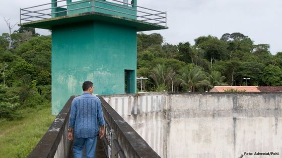 Wachtturm und Außenmauer des staatlichen Gefängnisses am Stadtrand von Manaus. Foto: Adveniat/Pohl.