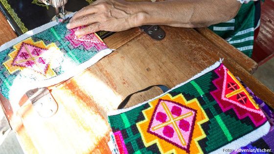 Im Süden von Mexiko haben sich Frauen aus dem indigenen Volk der Tseltales zu einer Kooperative zusammengeschlossen, um ihre Arbeit zu fairen Preisen verkaufen zu können. Foto: Adveniat/Escher