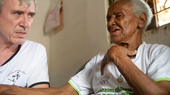Bruder Xavier Plassat spricht mit Dona Juscelina Gomes dos Santos (86), Vorsitzende der Einwohnervereinigung der Quilombola-Gemeinde Dona Juscelina. Als Quilombo bezeichnete man zur Zeit der portugiesischen Herrschaft eine Niederlassung geflohener schwarzer Sklaven. (Foto: Kopp/Adveniat)