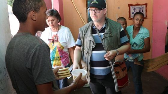 Adveniat-Referent Reiner Wilhelm beim Besuch einer Familie in einem Armenviertel der venezolanischen Stadt Coro. In der Pfarrgemeinde gibt es eine Suppenküche für Bedürftige. Foto: Adveniat/Stephan Neumann