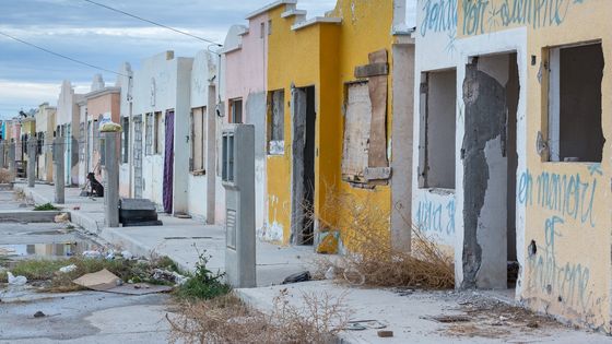Der Kampf gegen die Drogenmafia hinterlässt Geisterstäde, wie hier in diesem Wohnviertel von Ciudad Juaréz: Die Bewohner flüchteten vor der ausufernden Gewalt. Foto: Adveniat/Jürgen Escher