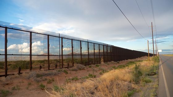 Der Grenzzaun gibt einen Blick in die USA, nach El Paso, frei. (Foto: Adveniat/Schmidt)