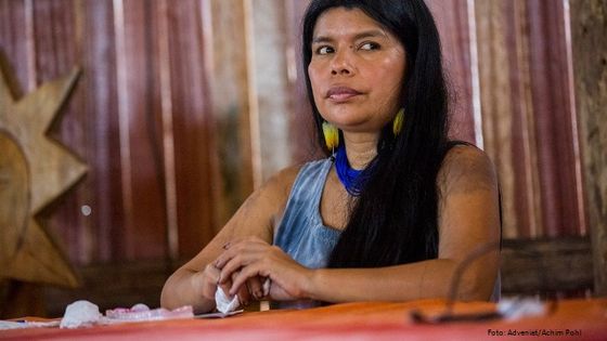 Patricia Gualinga ist eine der Sprecherinnnen des Dorfes Sarayaku im ecuadorianischen Amazonas. Die indigene Dorgemeinschaft hat sich erfolgreich der Ölförderung auf ihrem Gebiet widersetzt. Foto: Adveniat/Achim Pohl